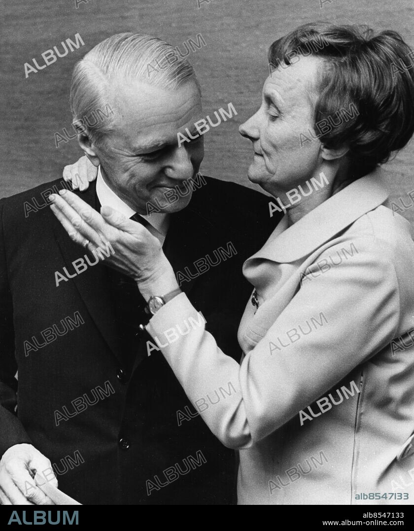ARKIV 19671206. Författaren Åke Holmberg (t.v.) tillsammans med barnboksförfattarinnan Astrid Lindgren efter att ha tagit emot Astrid Lindgren-Priset för ett förtjänstfullt författarskap inom barn- och ungdomslitteraturen. Åke Holmberg är författare till barnböckerna om privatdetektiven Ture Sventon. Astrid Lindgren-Priset instiftades 1967 av bokförlaget Rabén & Sjögren i samband med Astrid Lindgrens 60-årsdag. Priset utdelas årligen till en svensk författare för förtjänstfullt författarskap inom barn- och ungdomslitteraturen.. Foto: Lars Groth / DN / SCANPIX / Kod: 19. ***SVD OUT***.