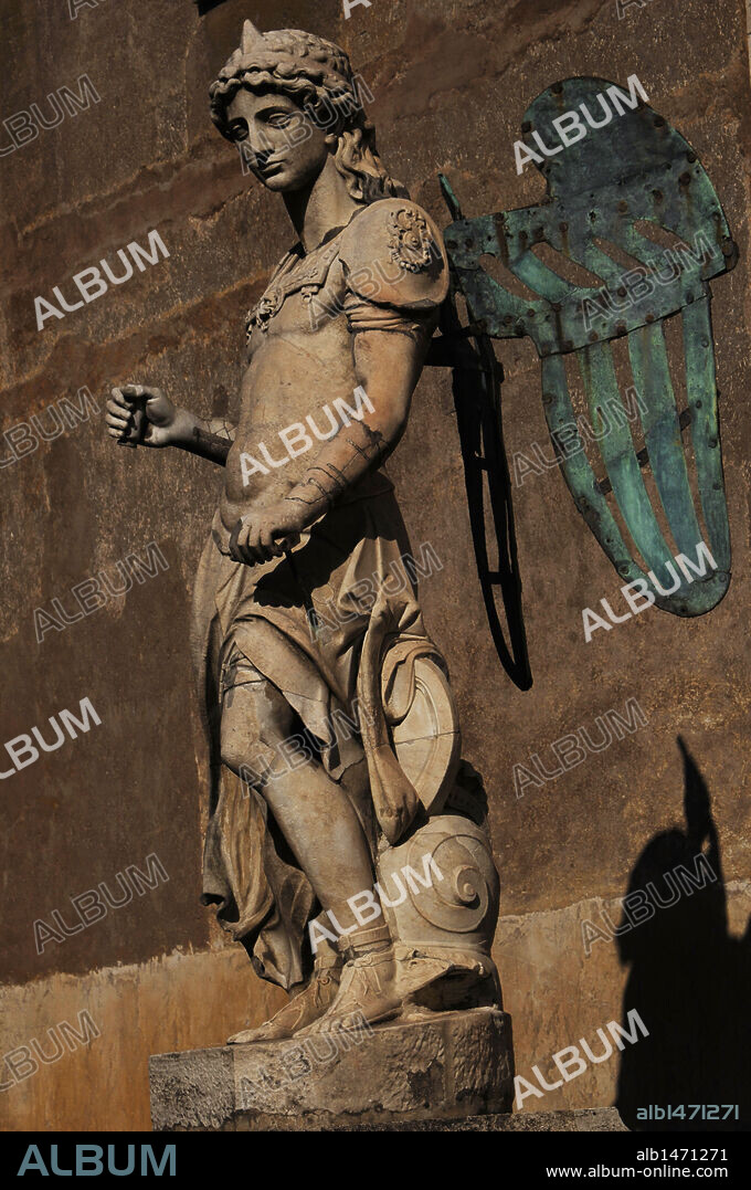 ARCANGEL SAN MIGUEL. Uno de los espíritus bienaventurados, de orden media, entre los ángeles y los principados. ESTATUA DE SAN MIGUEL ARCANGEL (1544), obra de RAFFAELLO DA MONTELUPO (1504-1566) en el CASTILLO DE SANT ANGELO. ROMA. Italia.