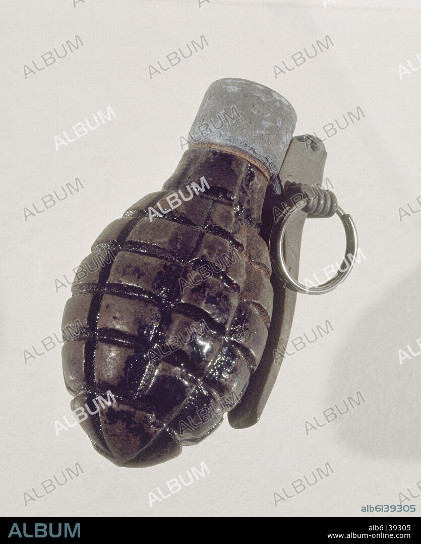 GRANADA DE MANO CON ANILLA Y PALANCA DE SEGURIDAD.