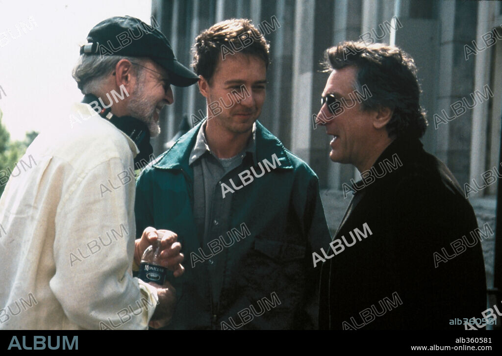EDWARD NORTON y FRANK OZ en SCORE, THE [UN GOLPE MAESTRO], 2001 (THE SCORE), dirigida por FRANK OZ. Copyright MANDALAY PICTURES / CARUSO, PHILLIP.