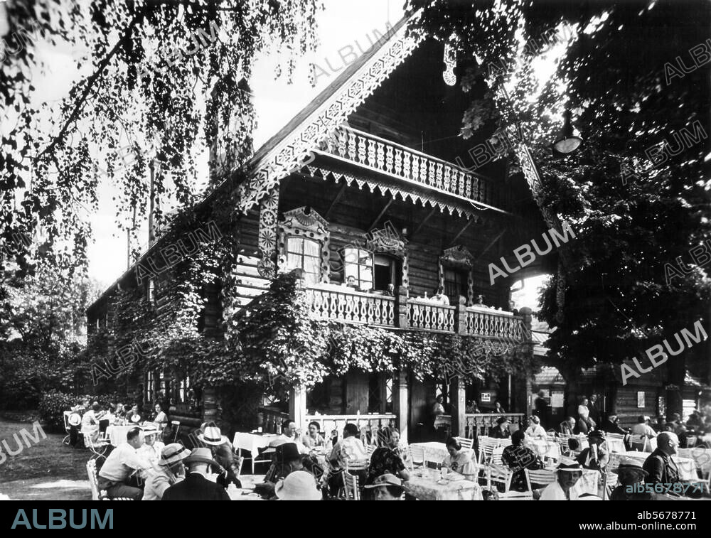 Berlin-Wannsee, Blockhaus Nikolskoe. (1819 entstanden im Stil russischer Holzhäuser, heute Ausflugsrestaurant). Außenansicht. Foto, um 1940.