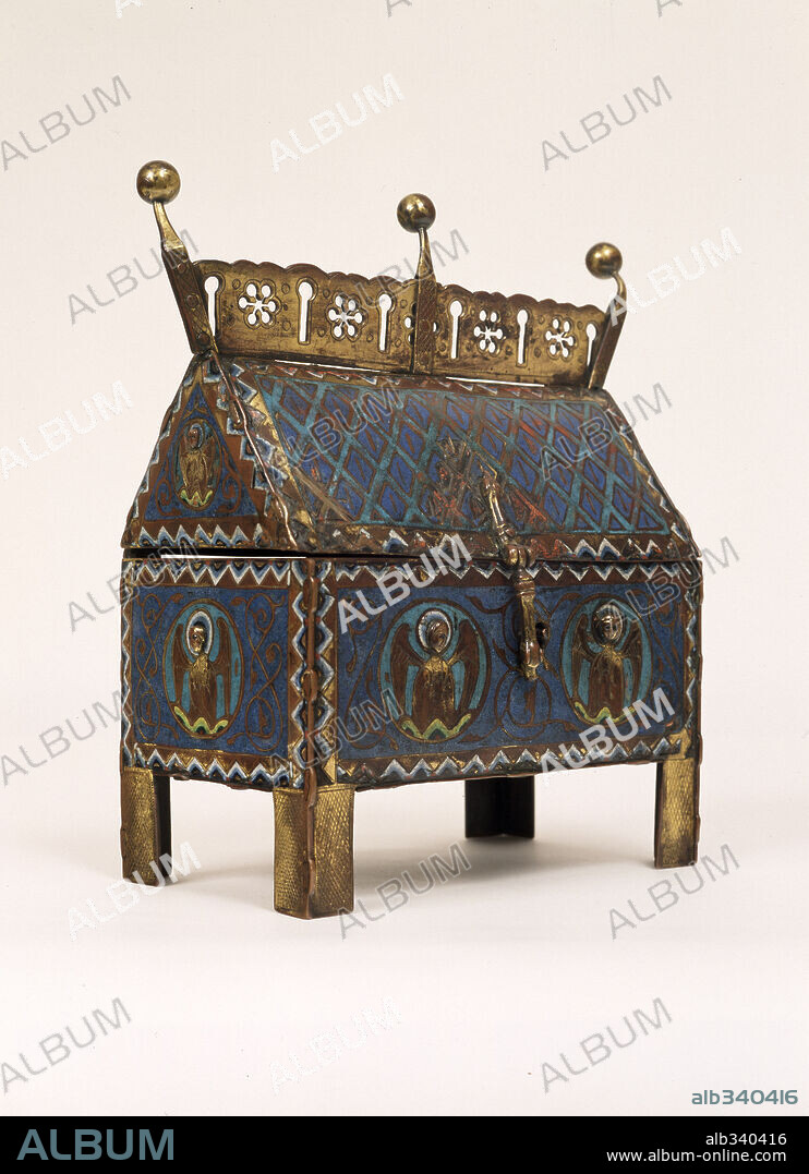 Arqueta de cobre campeado, grabado, dorado y esmaltado con elementos de fundición. 25x19x11 cm. Limoges, Francia, aprox. 1250.