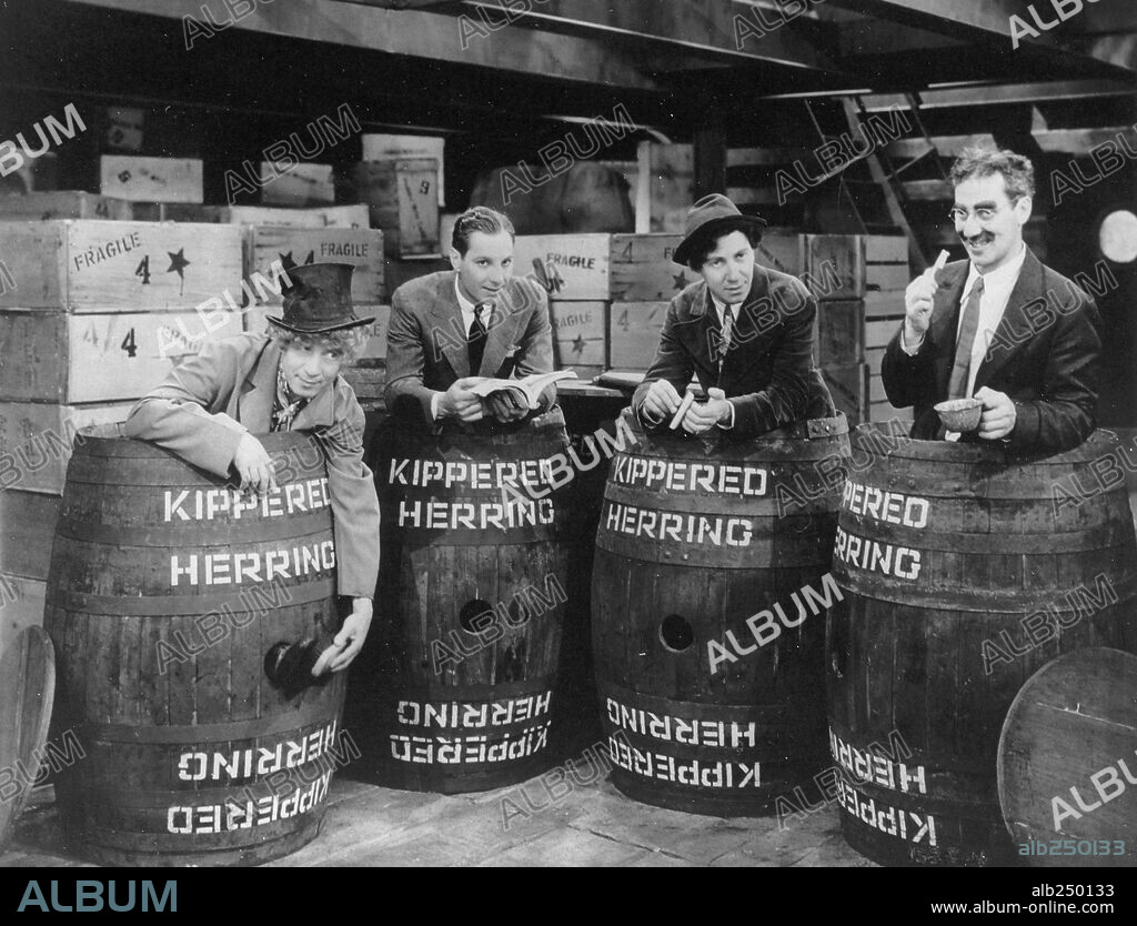 LOS HERMANOS MARX, CHICO MARX, GROUCHO MARX, HARPO MARX y ZEPPO MARX. CHICO MARX, GROUCHO MARX, HARPO MARX, THE MARX BROTHERS y ZEPPO MARX en PISTOLEROS DE AGUA DULCE, 1931 (MONKEY BUSINESS), dirigida por NORMAN Z. MCLEOD. Copyright PARAMOUNT PICTURES.