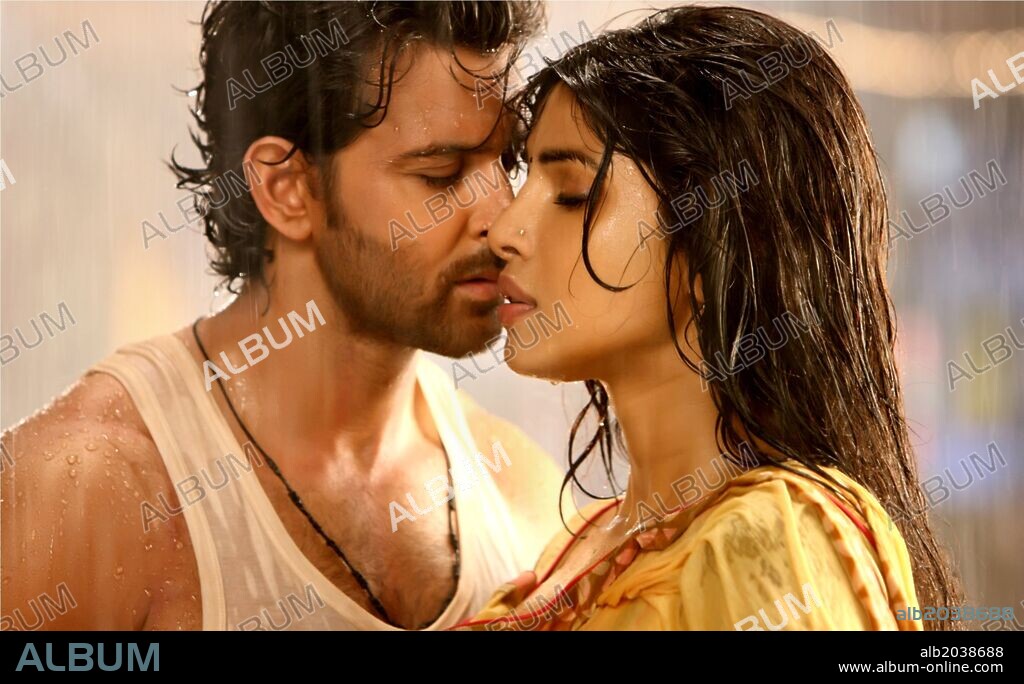 HRITHIK ROSHAN and PRIYANKA CHOPRA in AGNEEPATH, 2012, directed by KARAN MALHOTRA. Copyright DHARMA PRODUCTIONS.