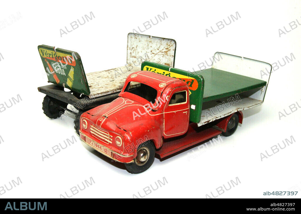 Camion et remorque tole Verigoud France Jouet vers 1950. Credit : Collection Elzingre/KHARBINE-TAPABOR.
