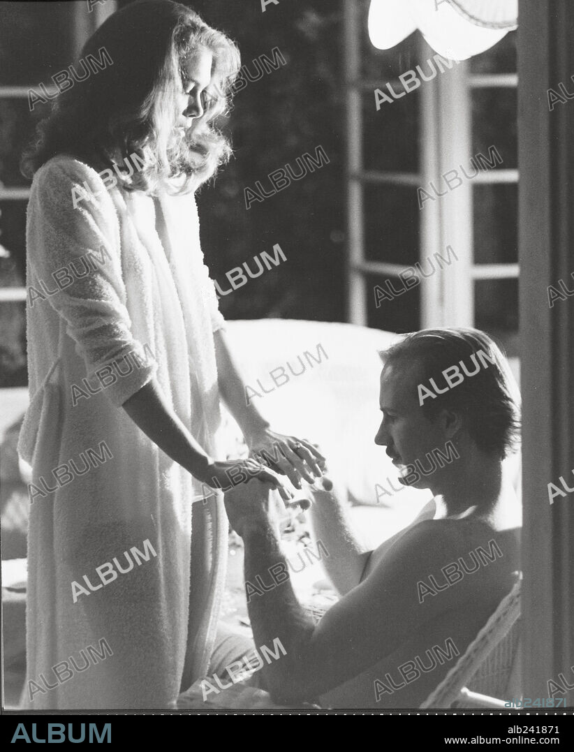 KATHLEEN TURNER and WILLIAM HURT in BODY HEAT, 1981, directed by LAWRENCE KASDAN. Copyright LADD COMPANY/WARNER BROS.
