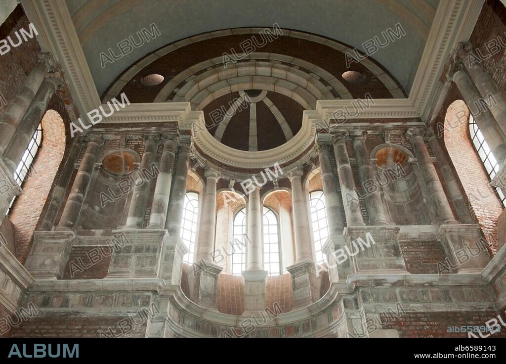 Deutschland, NRW, Kreis Düren, Jülich, Museum Zitadelle, Schlosskapelle. Als nur in Jülich erhaltenes kunst-und architekturgeschichtliches Baudenkmal einzigartig ist Pasqualinis doppelte Säulenstellung im Obergeschoß der Apsis mit dem Mittelstützenmotiv, das innen vier bei außen nur drei Fensteröffnungen bietet.||.