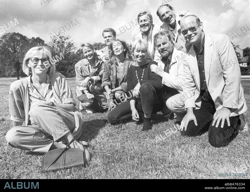GÖTEBORG 1985-08-12. Detta är tv-teatern i Göteborg (så när som på två skådespelare som tillkommer i höst): regissören Carin Mannheimer, som nu börjar inspelningen av Svenska hjärtan, Tone Helly-Hansen, Torbjörn Stockenborn, Doris Funcke, Stig Torstensson, Anita Nyman, Ulf Qvarsebo och (ovanför honom) regissören Hans Abrahamson samt Sten Ljunggren. *** Local Caption *** GP Foto: Stefan Berg / Kamerareportage / TT / Kod: 2524.