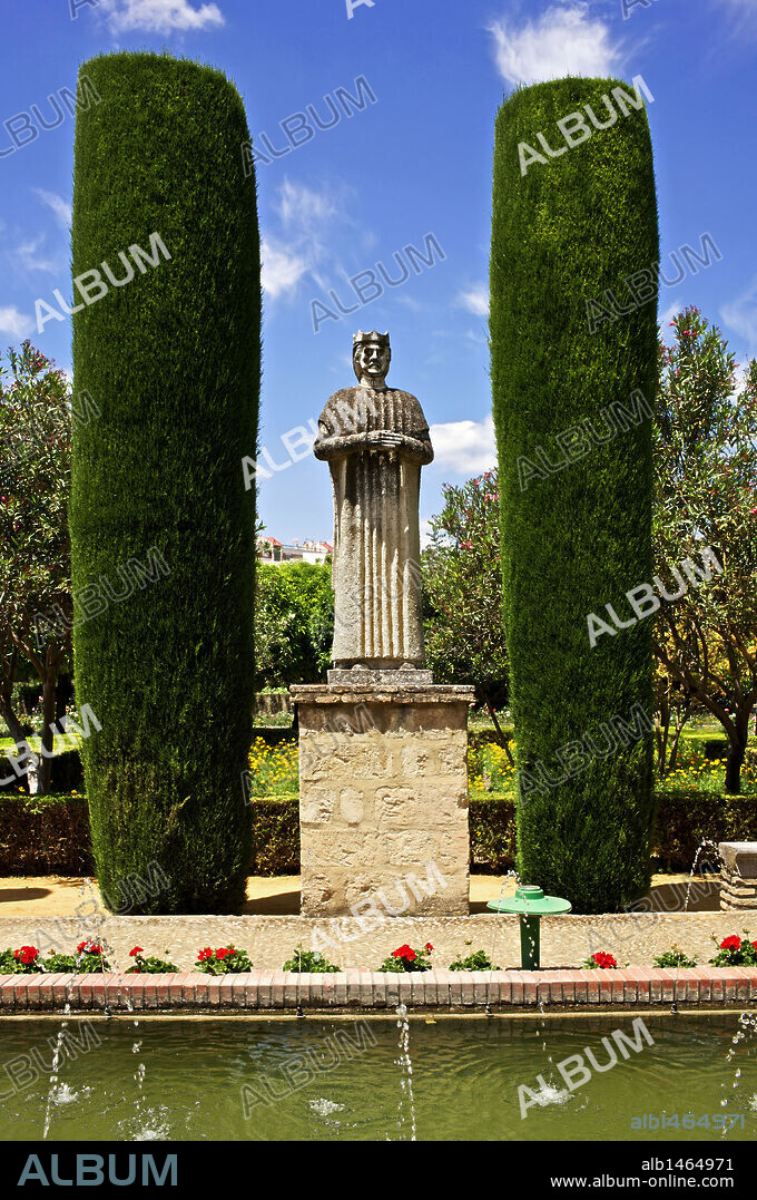 ANDALUCIA. CORDOBA, capital. Vista de la ESCULTURA de un REY CRISTIANO, obra de Pablo Yusti, hacia 1960. Jardines del ALCAZAR DE LOS REYES CRISTIANOS, construido por Alfonso XI en 1328 y residencia ocasional de los Reyes Católicos. España.