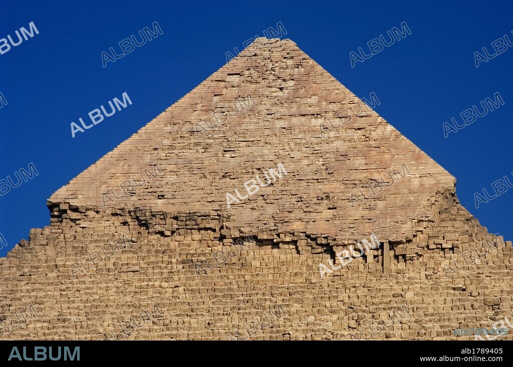 ARTE EGIPCIO. PIRAMIDE DE KAFRE (KEFREN). Tiene una altura de 136,5 m. y una anchura de 210,5 m. Conserva intacta la capa de piedra caliza que recubre la cúspide. IMPERIO ANTIGUO. IV DINASTIA. (2550-2528 a. C.). Siglo XXVI a. C. Detalle del revestimiento superior. Necrópolis de EL GIZA. Egipto.