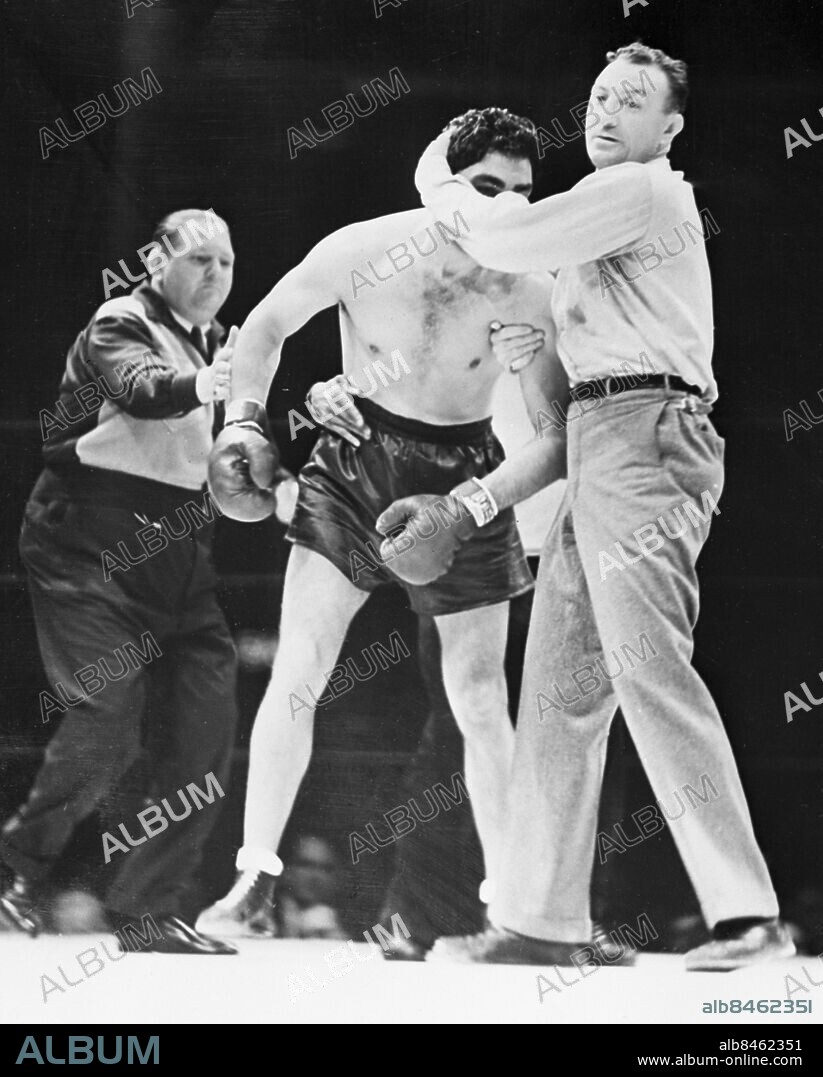 USA NEW YORK CITY 1938-06-22.. Max Schmeling (i mitten), tysk professionell boxare, under en kortlivad match mot Joe Louis, amerikansk tungviktsboxare, om världsmästartiteln på Yankee Stadium. Louis vann på teknisk knockout två minuter och fyra sekunder i första ronden... Foto: AB Text & Bilder / SVT / Kod: 5600. sv/v neg. Mapp: Matchen Louis-Schmeling Juni 1938. I:50 x. Matchbilder Domare.