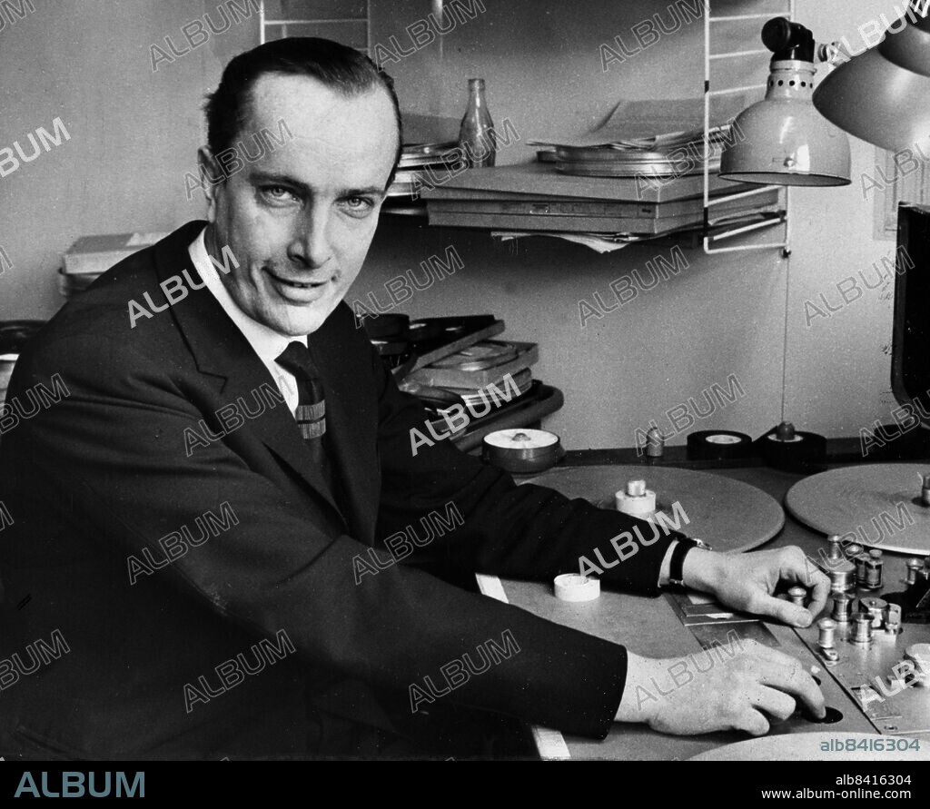 ARKIV 19630211. Nils Petter Sundgren filmkritiker och programledare för SVT2:s "filmkrönikan" i studion 1963.. Foto: Ronny Karlsson / DN / SCANPIX / Kod: 151. **SVD OUT**.