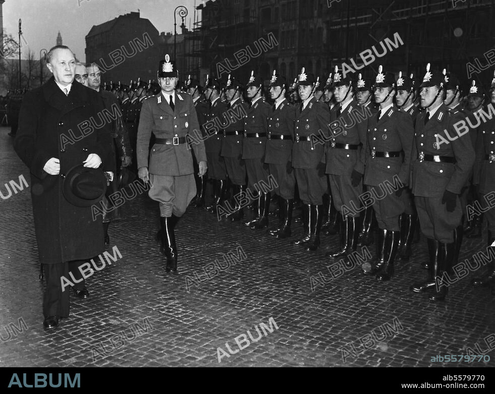 Adenauer, Konrad Politician (CDU), 1949-63 Chancellor. 1876 - 1967. In Berlin: during an inspection of the Berlin Police's guard of honour. Photo, c. 1950.