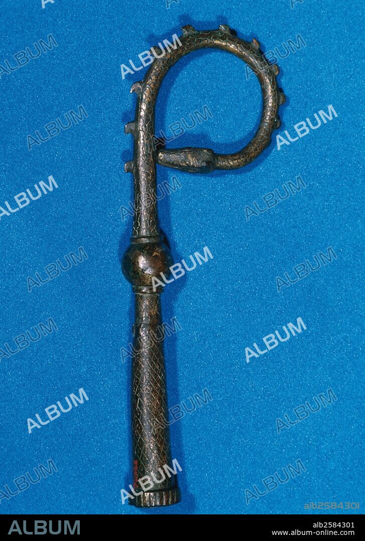 BACULO DEL OBISPO DE BARCELONA, ARNAU DE GURB. Obra de "LIMOTGES" que no excluye la posibilidad de la fabricación catalana. Pieza realizada antes de 1284, fecha de la muerte del obispo Arnau. CUERPO DE UNA SERPIENTE que se retuerce encima del bastón. Tesoro de La Seu de Barcelona. Cataluña.