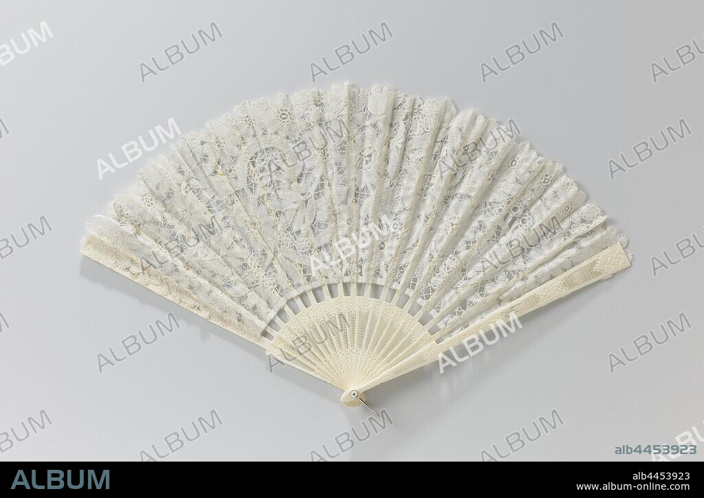 Folding fan with Duchesse lace blade, with daisies and scalloped edge, on an ivory lace frame with metal impeller ring, Folding fan with Duchesse bobbin lace leaf on an ivory frame with metal impeller ring. Leaf with daisies and leaves and scalloped edge. The 17 legs are contiguous and partly cut open in a diamond pattern, partly cut with flowers in relief., School voor Kunstnijverheid, Netherlands, c. 1914, blad, montuur, waaierring, cutting, s 48 cm × l 27 cm.