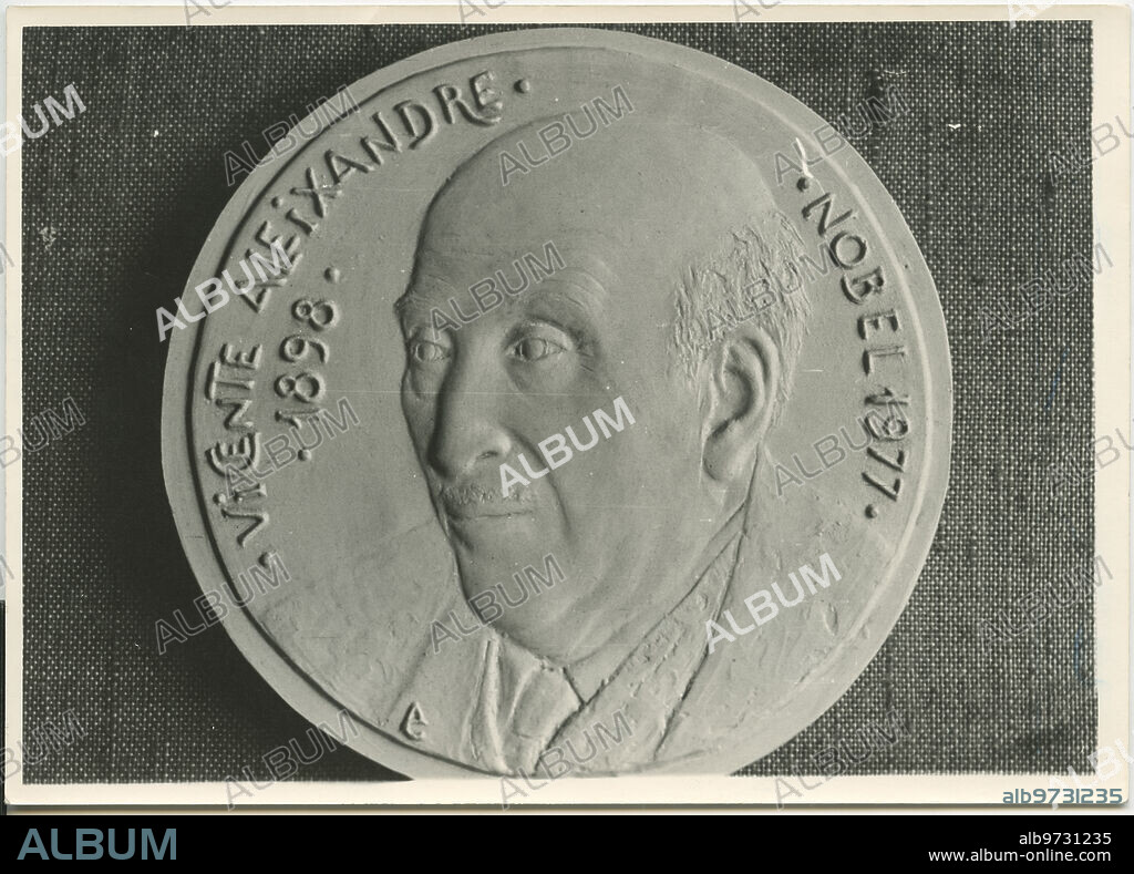 Medalla conmemorativa, dedicada al poeta Vicente Aleixandre, con motivo de haberle sido concedido el premio Nobel de Literatura de 1977. La escultora Ana María Cavero es la autora.