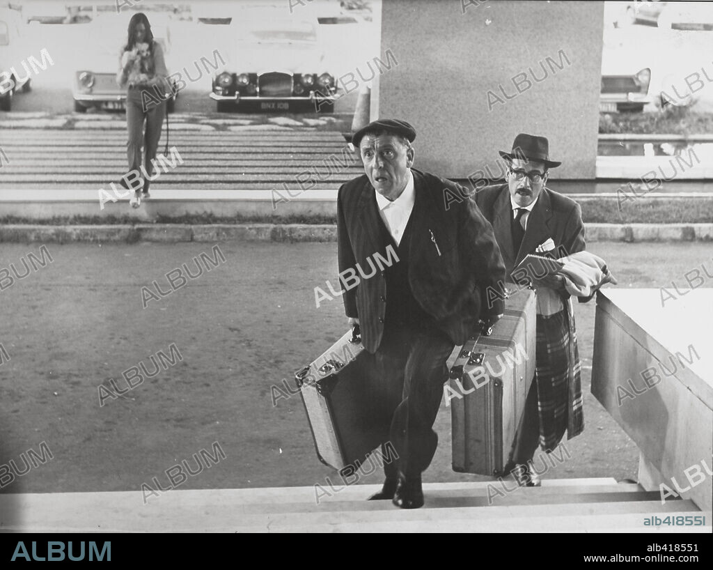 JOSE LUIS LOPEZ VAZQUEZ y PACO MARTINEZ SORIA en EL TURISMO ES UN GRAN INVENTO, 1968, dirigida por PEDRO LAZAGA.