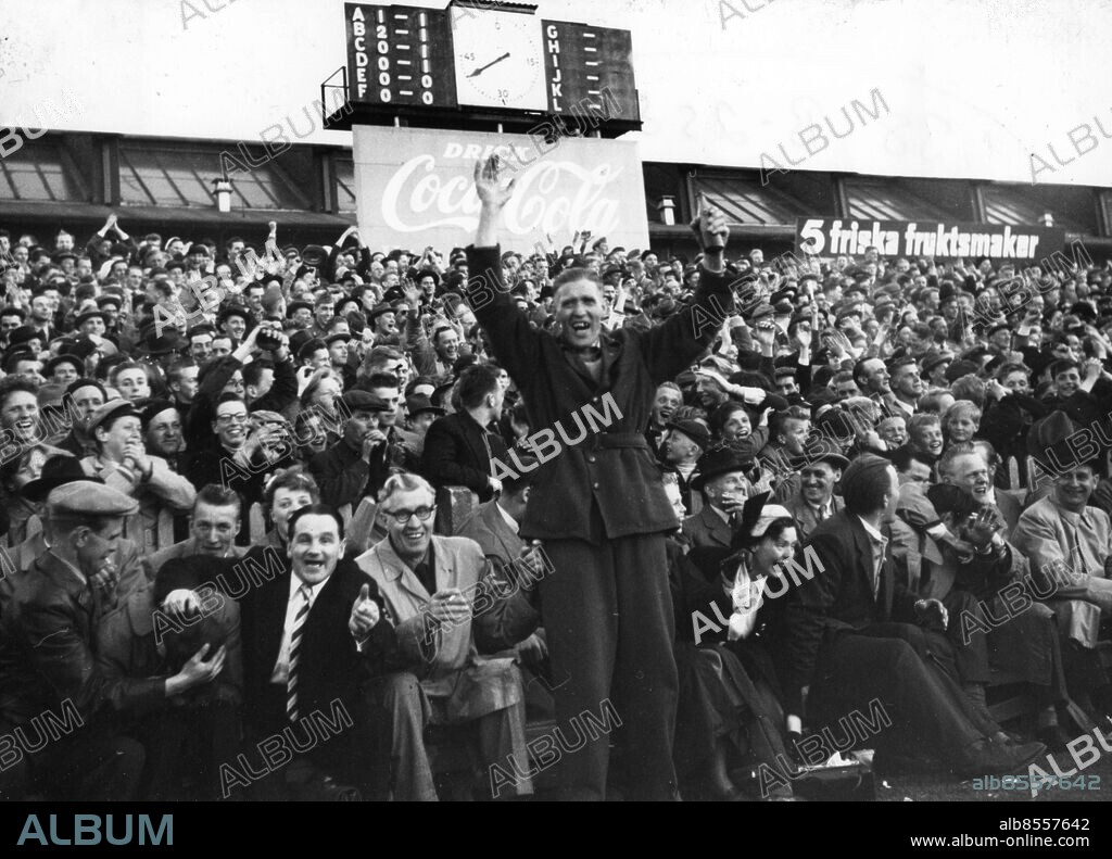 Göteborg maj 1955. Gamla Ullevi - match mellan IFK Göteborg och Gais med över 30.000 åskådare. Här Bertil 'Bebben' Johansson i mitten och Harris Mattiasson till höger.. Foto: Kamerareportage *** Local Caption *** GP maj1955_3142-3169. EINAR NIKLASSON.
