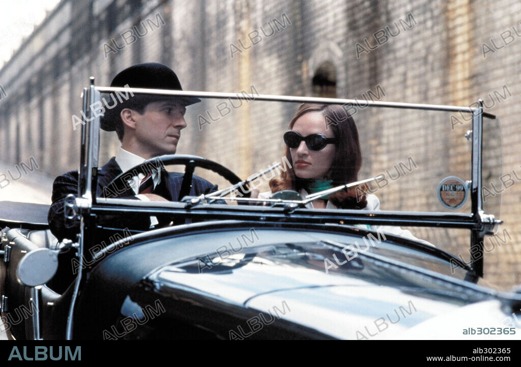 RALPH FIENNES and UMA THURMAN in THE AVENGERS, 1998, directed by JEREMIAH S. CHECHIK. Copyright WARNER BROTHERS.