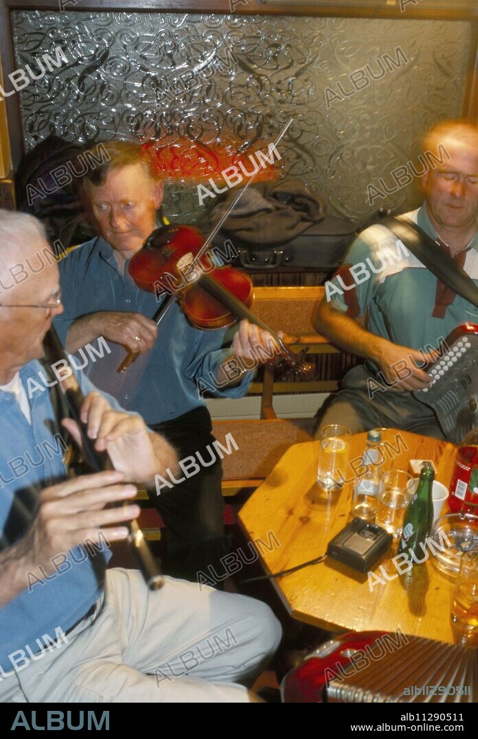 Musicians in the M.J. Hoban pub, Wesport, County Mayo, Connacht, Eire (Ireland), Europe.