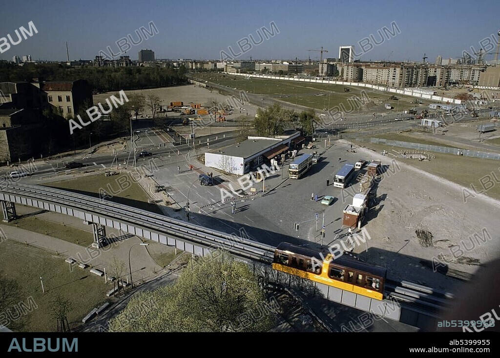 Fall of the Berlin Wall: Potsdam Square, newly errected border crossing, in the foreground the monorail, Berlin, Germany