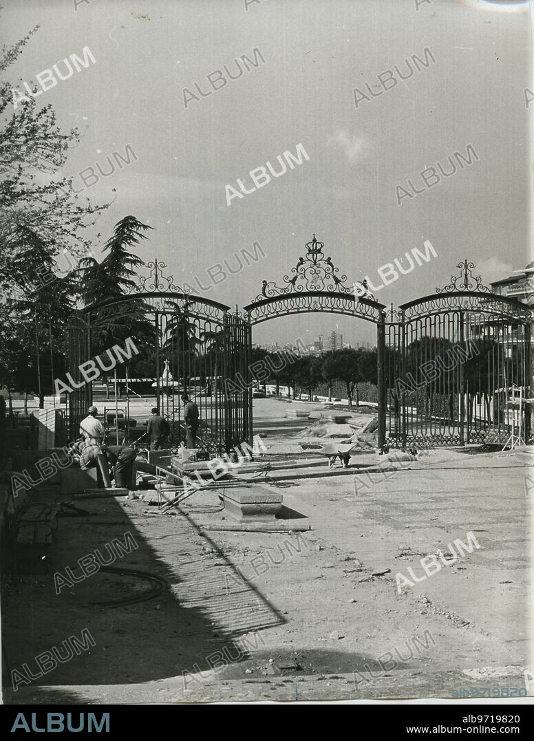Madrid,20/04/1972. Obras en los jardines de Sabatini. Los jardines Sabatini del Palacio de Oriente están sufriendo obras de reparación y embellecimiento. En la imagen, aspecto de la entrada a los jardines de Sabatini de la Plaza de España, que a causa del complejo paso elevado Ferraz Bailén, en construcción, la puerta de Sabatini ha tenido que ser desplazada algunos metros hacia su interior.