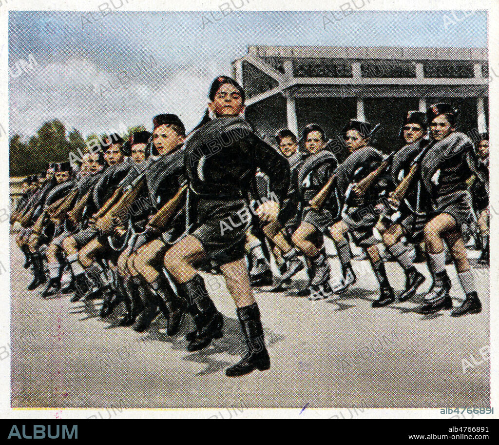 Novembre 1931 : l'education militaire de la jeunesse italienne Opera nazionale Balilla. Troupe fasciste a l'exercice. Photographie tiree de l'album d'images allemand 'Die Nachkriegszeit 1918-1934'. Montees des fascisme en Europe annees 30. Credit : Collection KHARBINE-TAPABOR.