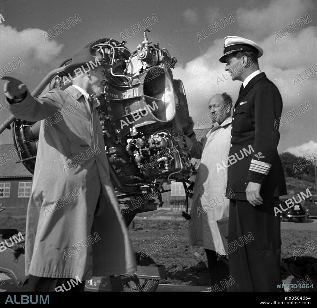 GÖTEBORG 1950-05-25.. Flygdag på F9 - Säve. Vid en motor ser vi flygaren Gösta Fraenkel tillsammans med ett högt befäl - är det flottiljchefen själv, kanske? *** Local Caption *** GT Foto: Kamerareportage / TT / Kod: 2524.