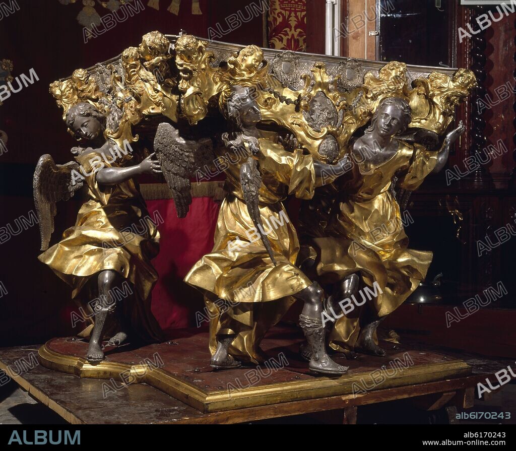 MANUEL TIMOTEO VARGAS MACHUCA. PEANA DE LA CUSTODIA DE ARFE - PLATA CON SOBREPUESTOS DE BRONCE EN FORMA DE ARTESA SOSTENIDA POR CUATRO ANGELES - 1740/1742.