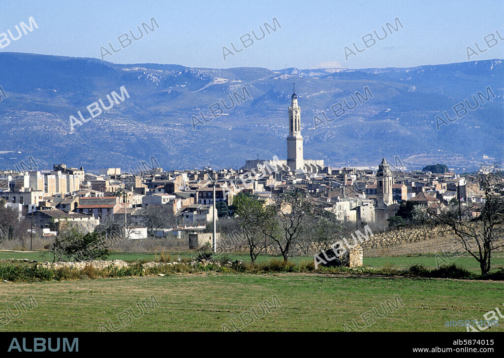 Valls (Alt Camp); vista del pueblo e iglesia.