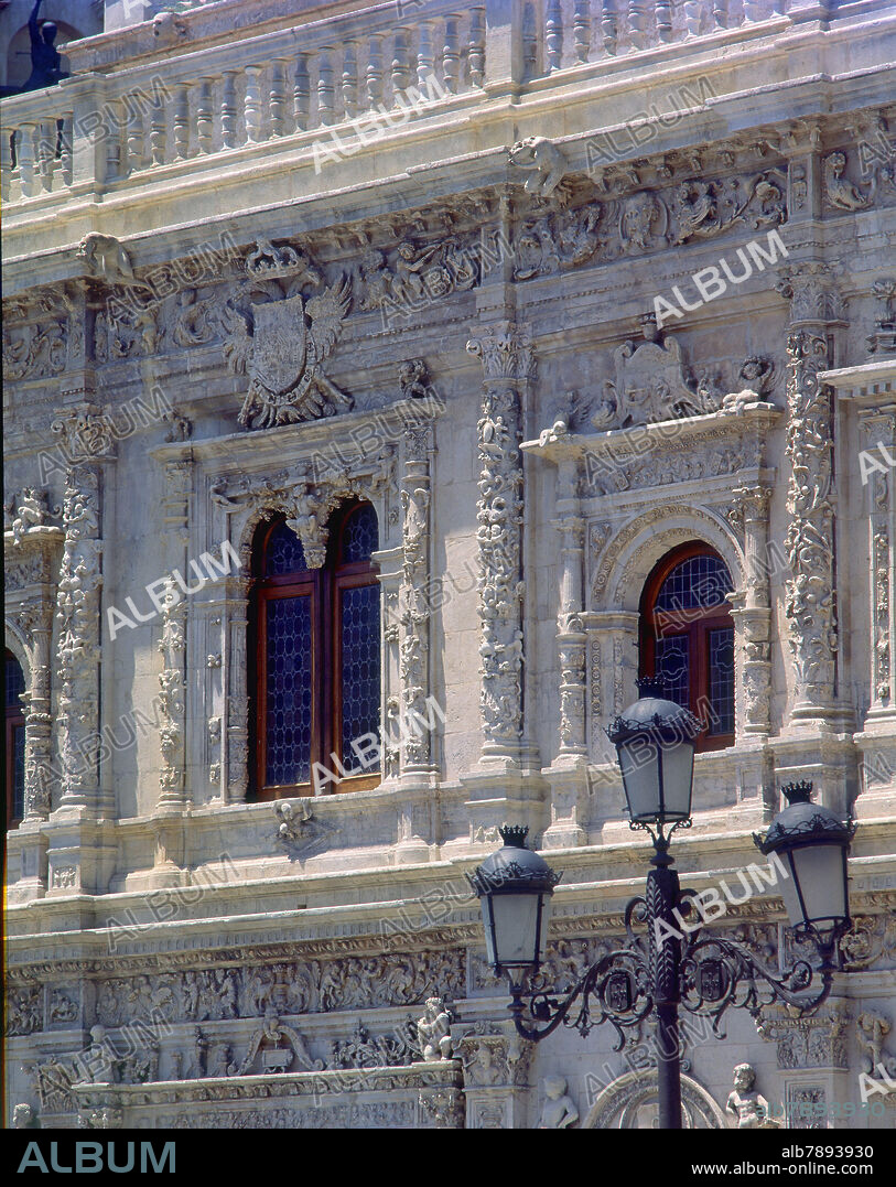 DIEGO DE RIAÑO (1495-1534). DETALLE DE LAS VENTANAS DE LA FACHADA QUE DAN A LA PLAZA DE SAN FRANCISCO-ESTILO PLATERESCO - S XVI.