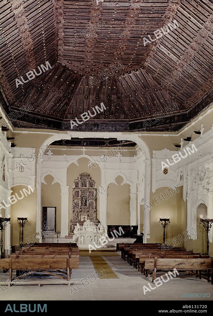 VISTA DESDE LOS PIES Y EL ARTESONADO - IGLESIA PEGADA A LA UNIVERSIDAD- S XVI GOTICO-MUDEJAR.