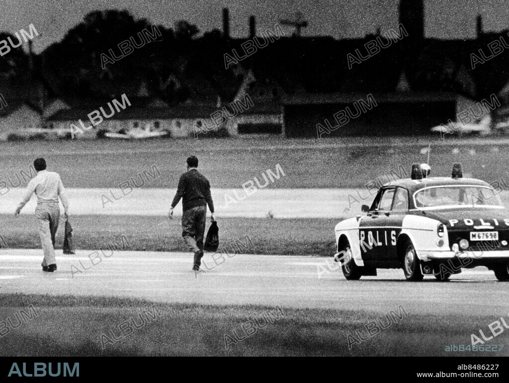 flygplanskapning på Bulltofta flygplats i Malmö 1972. kroater kapar SAS-plan 15 september - pengar penningsumma överlämnas till kaparna polisbil polis. Flyg Kapningar Kroater kapar SAS-plan 15 september 1972 Bulltofta Malmö. (c) Hans Runesson / Sydsvenskan / IBL.