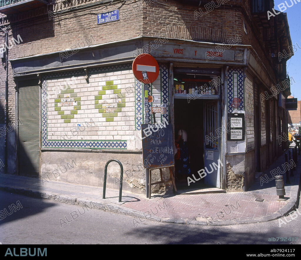 BODEGA SITUADA EN LA ESQUINA DE LA CALLE DON QUIJOTE CON LA CALLE HERNANI - FOTO AÑOS 00.