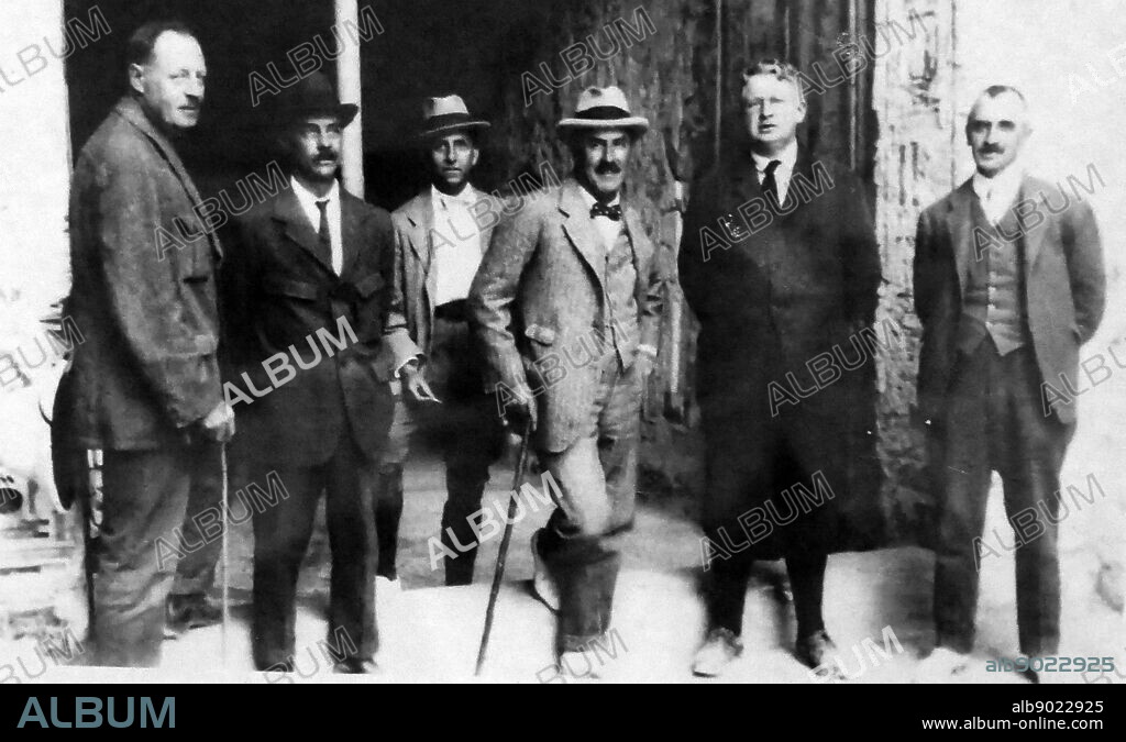 specialists who worked with Howard Carter in the Tomb of Tutankhamen. Howard Carter (1874 1939) was the British archaeologist who discovered the intact tomb (designated KV62) of the 18th Dynasty Pharaoh, Tutankhamen (colloquially known as "King Tut" and "the boy king"), in November 1922. The team of specialists who worked with Howard Carter (4th from left) during the clearance and recording of the tom of Tutankhamen. Arthur Calendar (Ist from left) Arthur c. Mace (2nd from left); Harry Burton (3rd from left); Alan H. Gardiner (2nd from right); Alfred Lucas (Ist from right);.