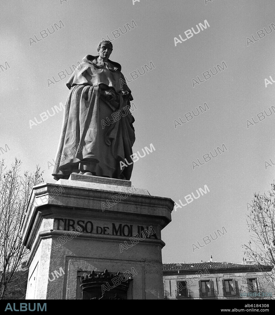 RAFAEL VELA DEL CASTILLO (1892-1963). ESTATUA DE TIRSO DE MOLINA EN LA PLAZA QUE LLEVA SU NOMBRE - FOTOGRAFIA EN BLANCO Y NEGRO - AÑOS 60.