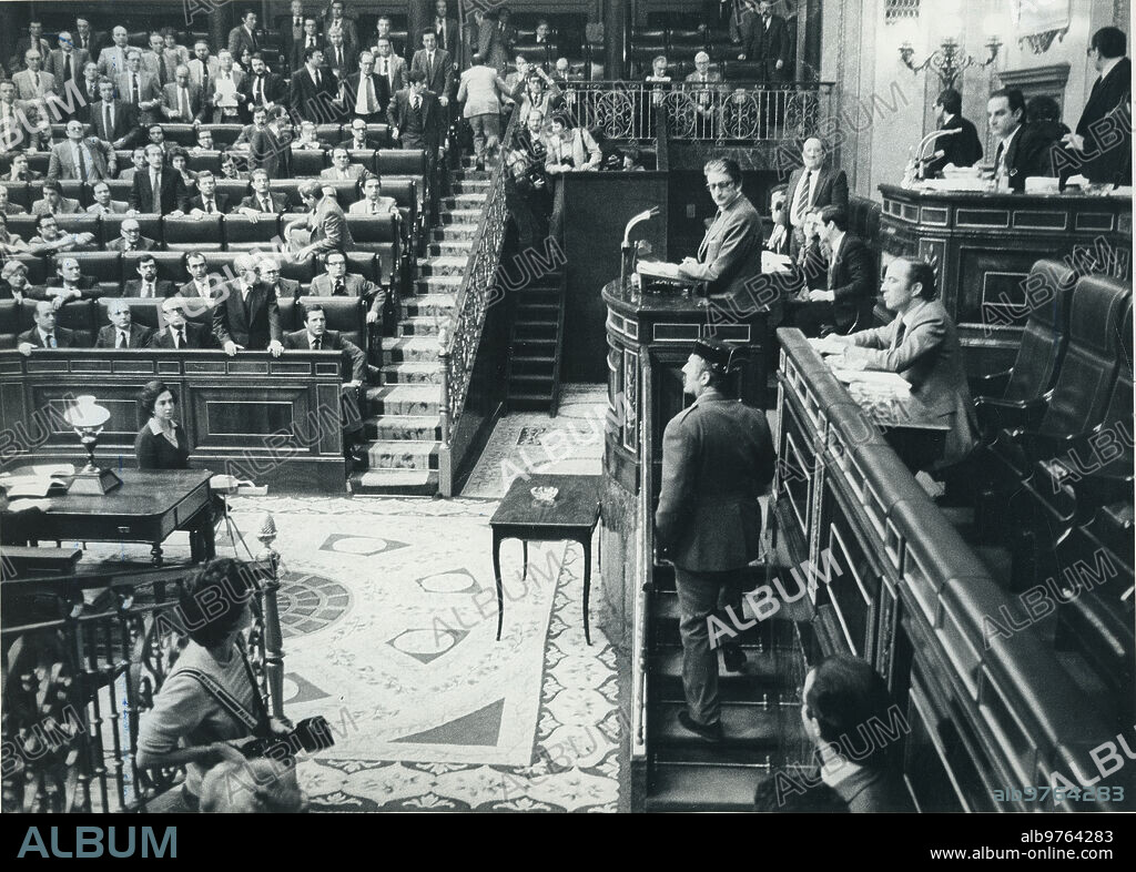 Madrid, 23/02/1981. Golpe de Estado del 23 de febrero. El Teniente General D. Manuel Gutiérrez Mellado, Vicepresidente Primero del Gobierno para asuntos de la Defensa, se puso en pie en su escaño, junto al de Adolfo Suárez, e hizo frente a los asaltantes. Así se aprecia en esta foto que tomó el redactor gráfico de ABC Teodoro Naranjo, a quien, al salir del Congreso el mismo día 23, le fueron arrebatados cámaras y carretes, que pudo recuperar al día siguiente.
