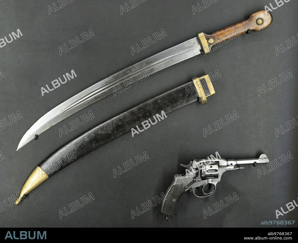 Rusia. Daga de artillero modelo 1906/12, khanjali "Bebut"y revólver Nagant de tres líneas M-1895, arma de servicio de los oficiales del ejército ruso. Museo de la Guerra de Letonia. Riga.