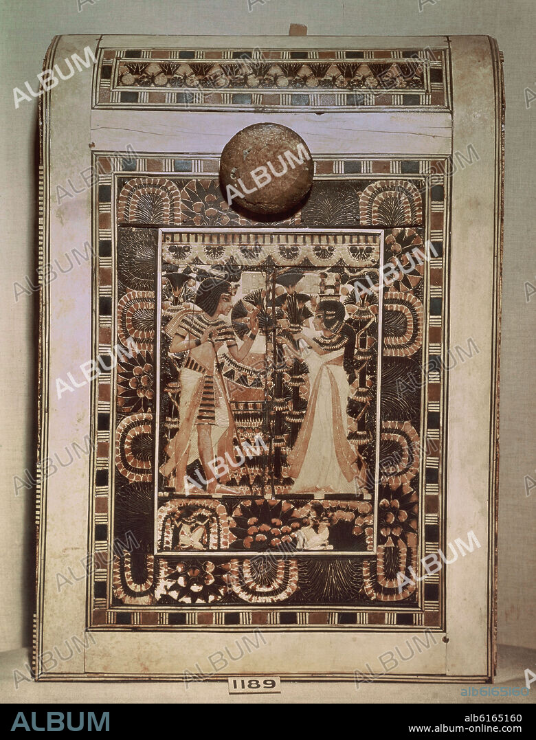 TESORO DE TUTANKAMON - COFRE DE MARFIL CON PINTURAS DEL FARAON TUTANKAMON Y SU ESPOSA - XVIII DINASTIA.