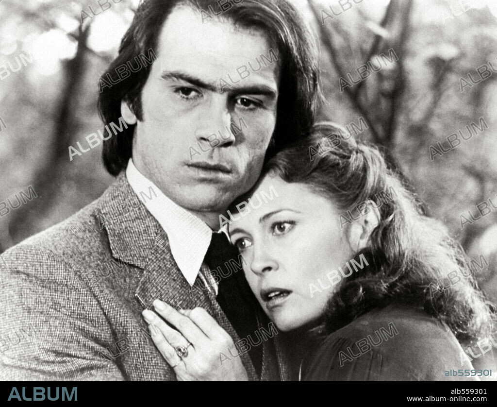 FAYE DUNAWAY and TOMMY LEE JONES in EYES OF LAURA MARS, 1978. Copyright COLUMBIA PICTURES.