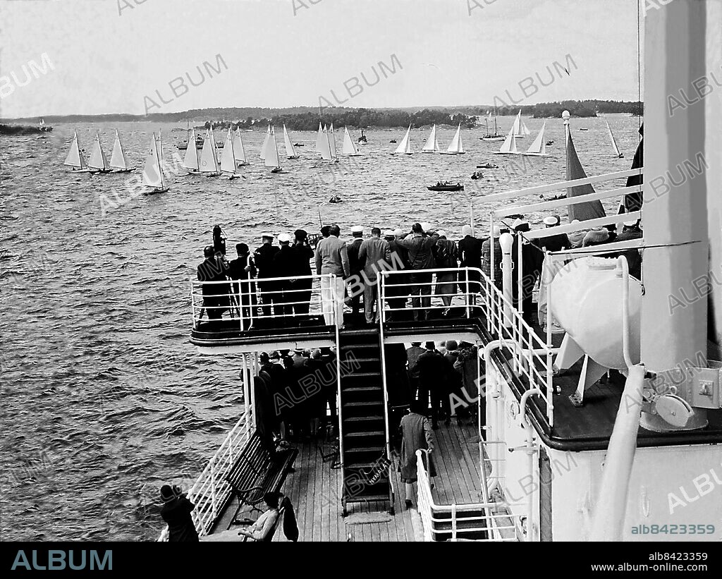 ARKIV 1930 . KSSS, Kungliga Segelsällskapet firar 100-årsjubileum i Sandhamn. KSSS är ett av världens älsta segelsällskap.. The Swedish royal sailing society celebrates 100 years with a sailing competition at Sandhamn in the Stockholm archipelago.. Foto: TT / Kod 1900.