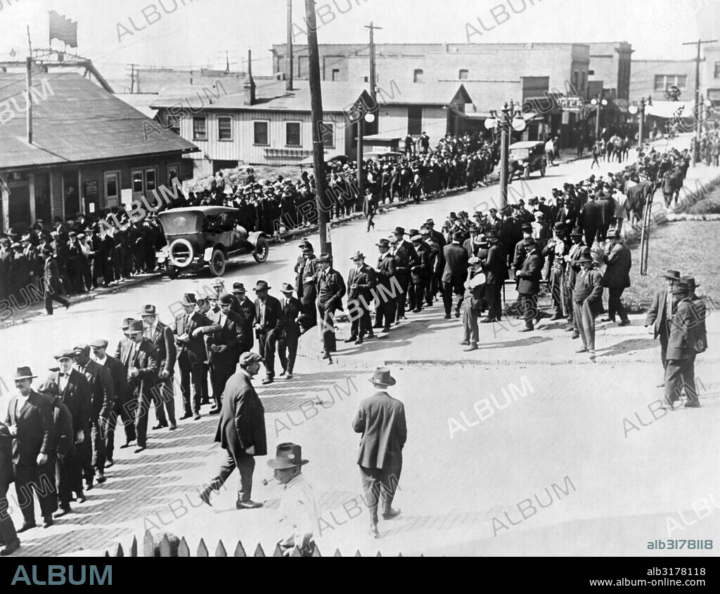 Youngstown, Ohio:  1916 Workers at the Youngstown Sheet and Tube Company line up to draw their last pay before going on strike.   © Underwood Archives / The Image Works.