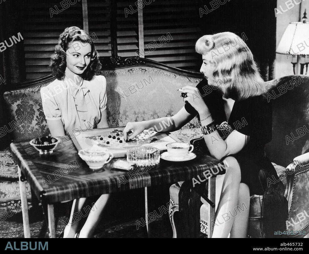 BARBARA STANWYCK y JEAN HEATHER en PERDICIÓN, 1944 (DOUBLE INDEMNITY), dirigida por BILLY WILDER. Copyright PARAMOUNT PICTURES.