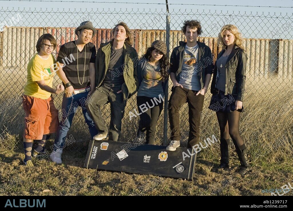 ALY MICHALKA, CHARLIE SAXTON, GAELAN CONNELL, RYAN DONOWHO, TIM JO and VANESSA HUDGENS in BANDSLAM, 2009, directed by TODD GRAFF. Copyright SUMMIT ENTERTAINMENT / REDIN, VAN.