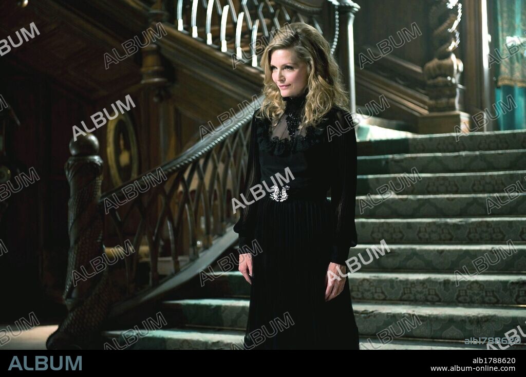 MICHELLE PFEIFFER in DARK SHADOWS, 2012, directed by TIM BURTON. Copyright WARNER BROS. PICTURES.
