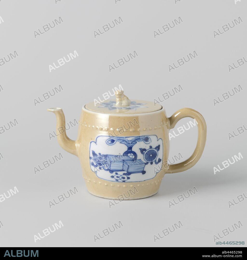 Teapot with light brown, flowering plants and antiquities, Barrel-shaped porcelain teapot with a curved spout and C-shaped ear, covered with a café-au-lait glaze and painted in underglaze blue. The pot is largely covered with café-a-lait with two recessed cartouches with pinched corners on the belly. Herein, on one side are flowering plants near a rock and on the other side antiques (vase with peacock feathers, books, diamond, pearl), below and above a band with embossed dots. The lid with a star-shaped cartouche with flower sprays, lid knob in the shape of a shishi (lion dog). Monochrome brown with blue and white., anonymous, China, c. 1700, Qing-dynasty (1644-1912) / Kangxi-period (1662-1722), porcelain (material), glaze, cobalt (mineral), vitrification, h 8.5 cm.