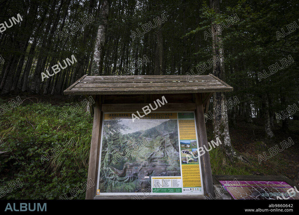 information sign in Basque and Spanish, beech forest near Lizarrusti, Alleko Tour, [SL-Gi 2004], Aralar natural park, Guipuzcoa-Navarra, Spain.