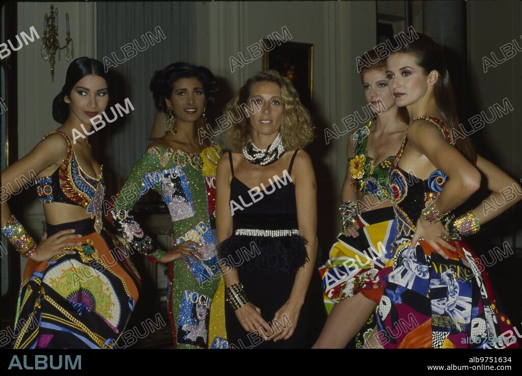 Elena de Borbón Barucci poses with Gianni Versace models in 1990.