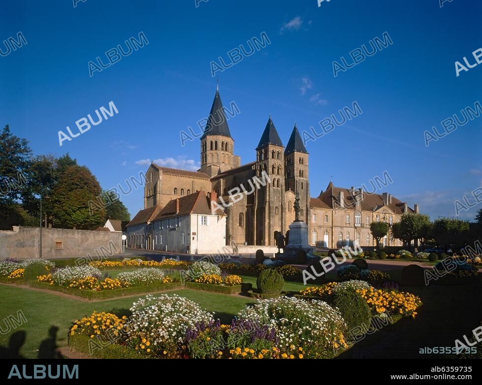 Parayle-Monial, ehemalige Benediktinerabtei, Basilika Sacré-Coeur (erbaut 12.Jh. nach dem Vorbild in Cluny, Ursprungsort der Verehrung des Herzens Jesu). Brionnais, an der Borbince (Loiretal), (Frankreich, Burgund). Parayle-Monial, former benedictine abbey, Basilica Sacre Coeur (built 12th century). France, Burgundy, Parayle-Monial, Burgund, Frankreich.