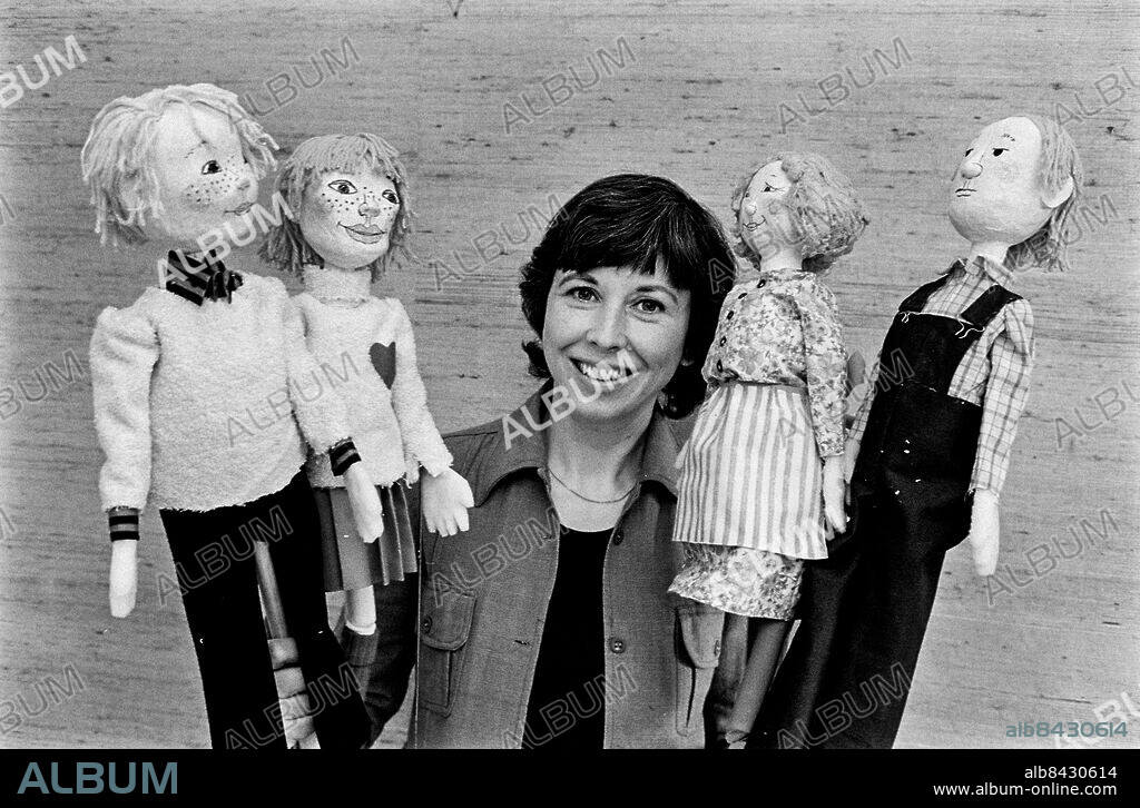 1973-03-29.. Reportage inför MAX SVENSSON LURIFAX. Barnprogram i TV.. Sänt första gången 1973-04-18.. Här ses Agneta Ginsburg, TV-producent och regissör, med några av Lurifaxarna.. Foto: Bo-Aje Mellin / RiR / SVT / Kod: 5600. Notis publ. i RiR 16/73 sid. 55.. RiR 20818 sv/v neg.